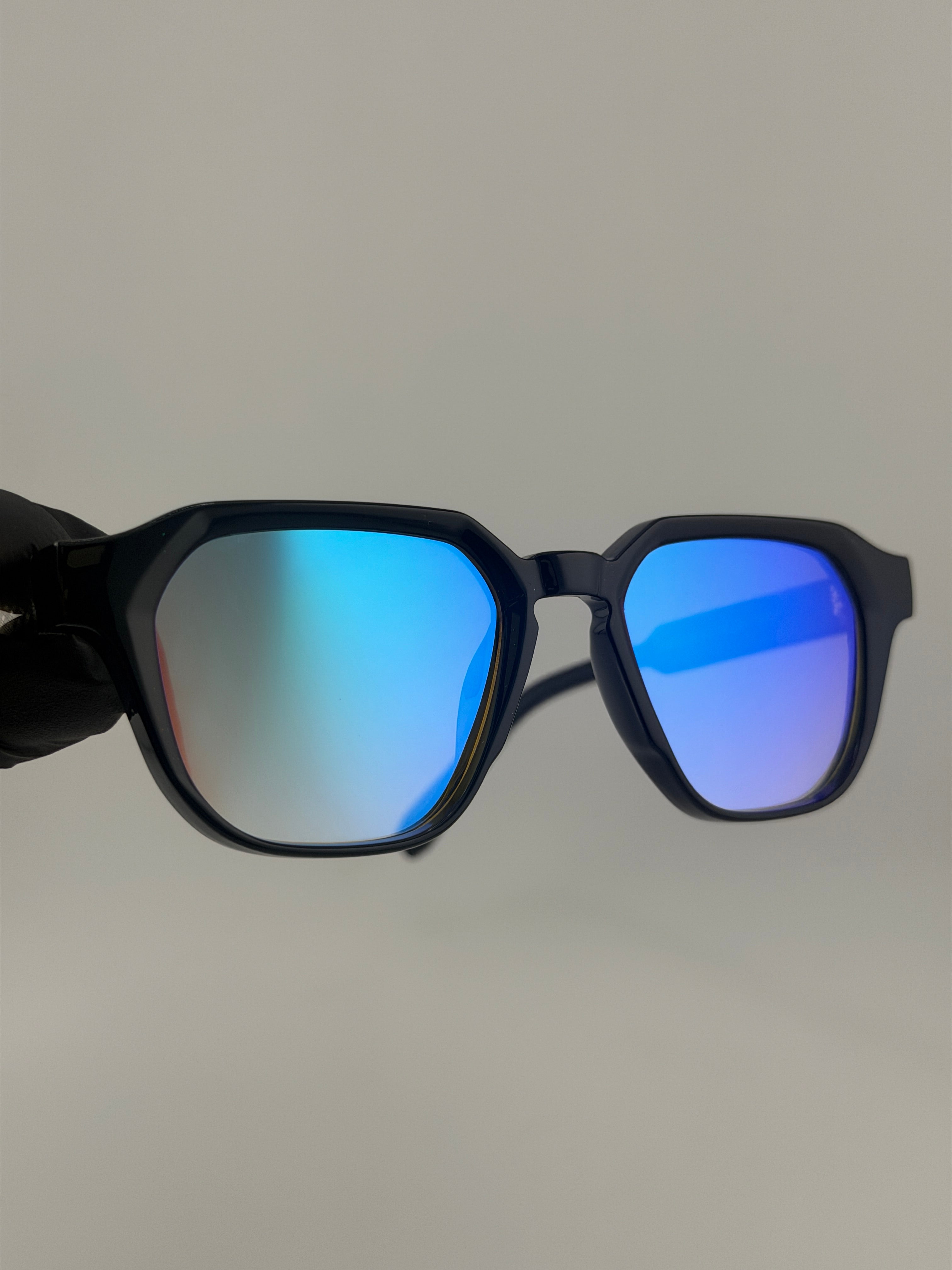 Prado noir reflet vert bleu